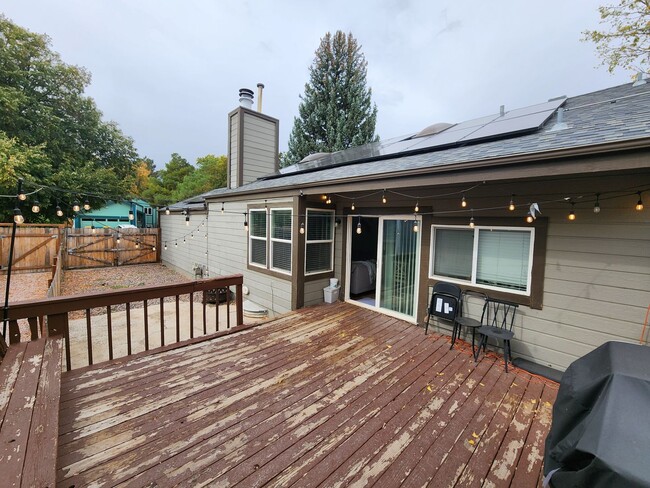 Building Photo - Stunning 3 Bed 1 Bath Unit With Deck!