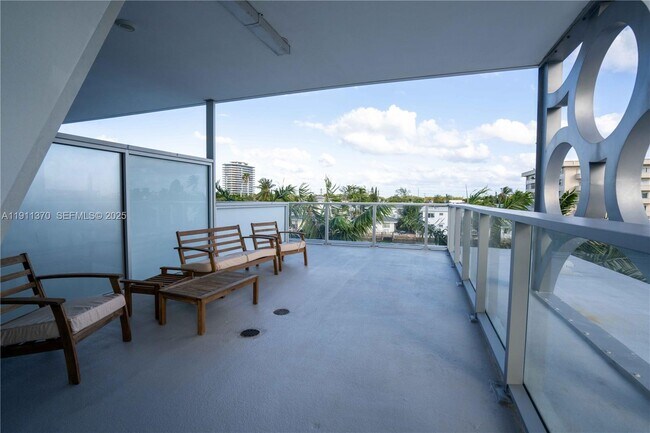 Building Photo - 8425 Crespi Blvd