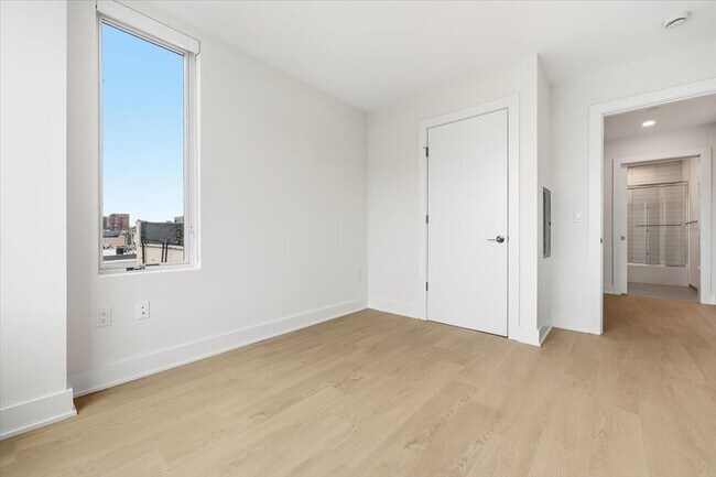 Building Photo - 303 Madison St