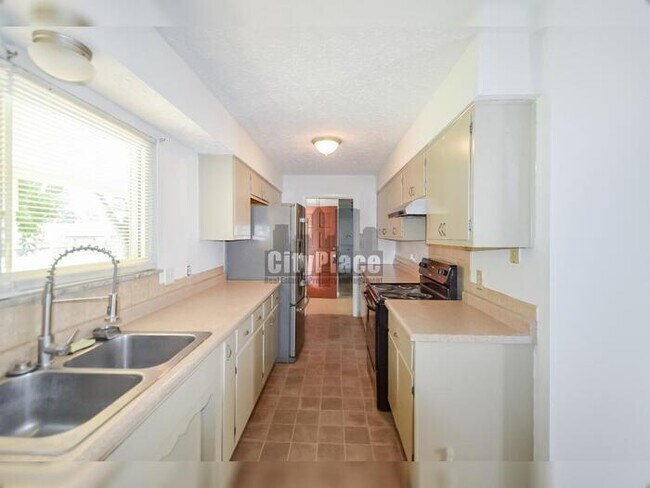 Building Photo - 636 Oak Dr
