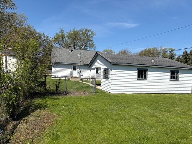 Building Photo - 37863 Harper Ave