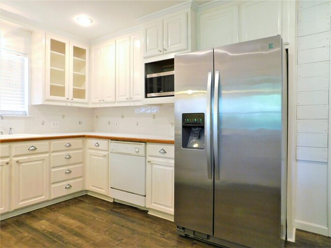 Building Photo - 720 Chisholm Trail