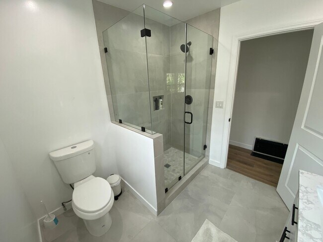 Building Photo - 3B2B House in Toluca Lake/NoHo