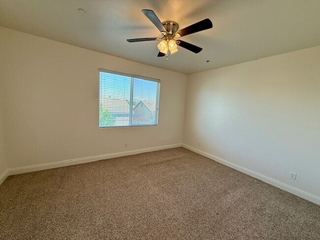 Building Photo - Beautiful Spacious 5 Bedroom Home located ...