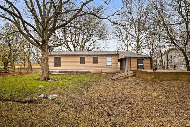 Building Photo - Welcome to your newly updated 2 bedroom, 1 bath home!