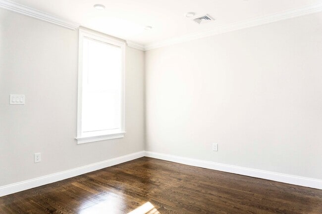 Building Photo - 2 Bed 1 Bath Available April 1- August 31 (with option to renew)