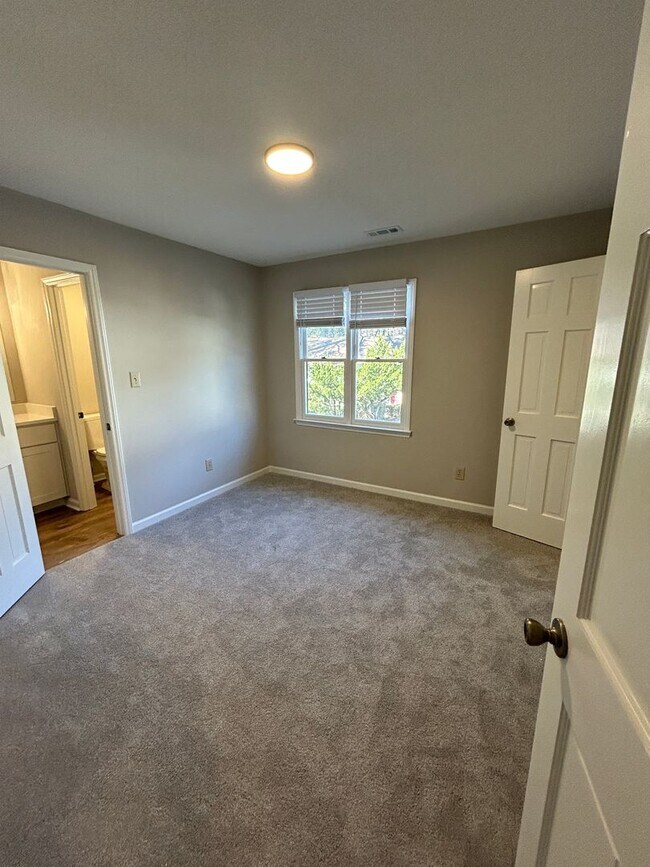 Building Photo - 6528 Thetford Ct