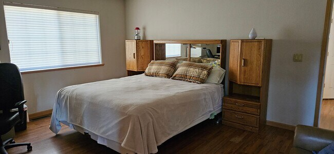 Building Photo - Large furnished mountain home walking distance to the river --- Available October 1