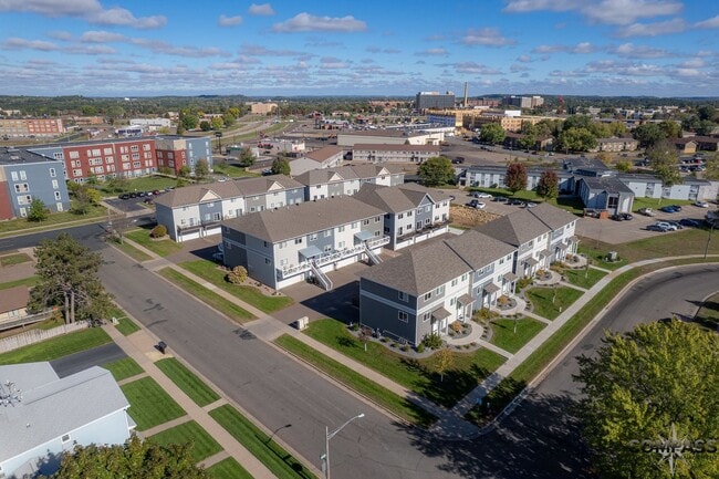 Building Photo - SPACIOUS AND MODERN TOWNHOME