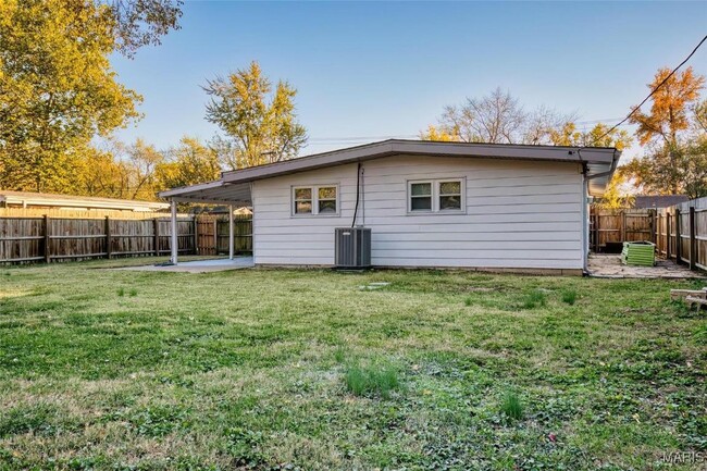 Building Photo - 825 Derhake Rd