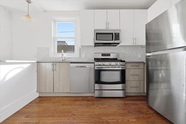 Building Photo - 76 Bowers St