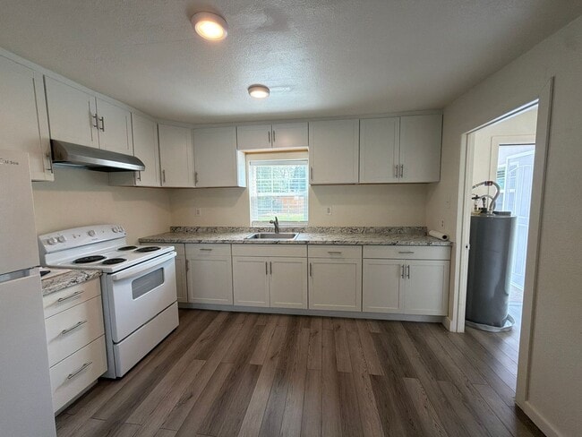 Building Photo - Freshly remodeled 3br 1ba, garage, LVP Flooring throughout.