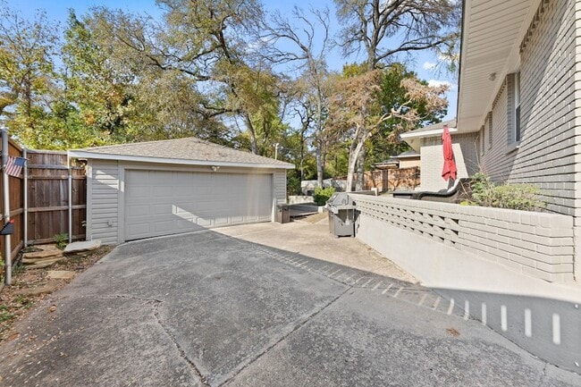Building Photo - 8053 Claremont Dr