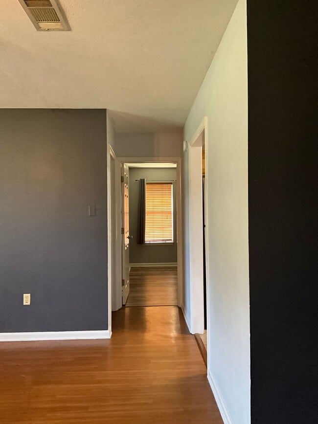 Building Photo - 2123 Hickory Dr