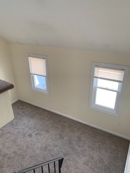 Building Photo - 107 University Ave