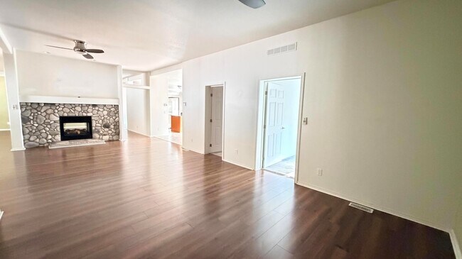 Building Photo - 25001 Rim Rock Rd