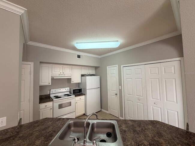 Building Photo - 911 N Orange Ave