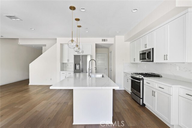 Building Photo - 216 Finch
