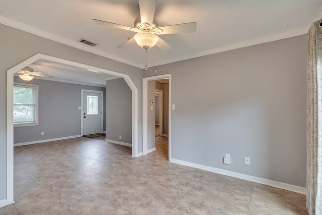 Building Photo - 319 Tanglewood Rd