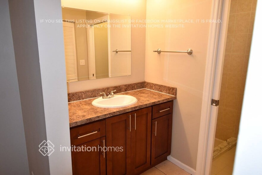 Building Photo - 2634 Yarmouth Dr
