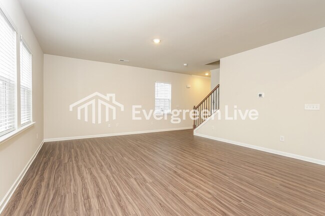 Building Photo - 5567 Hydrangea St