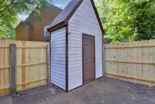 Building Photo - Spacious End-Unit Townhome