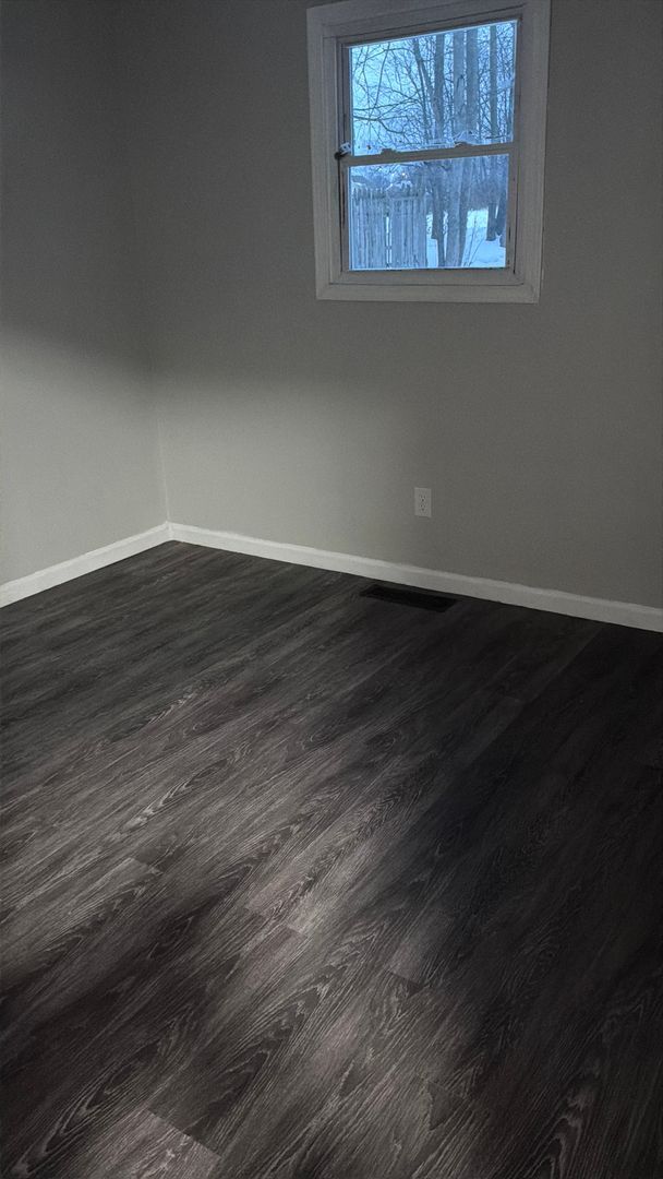 Building Photo - 3 Bedroom Plain Local Ranch