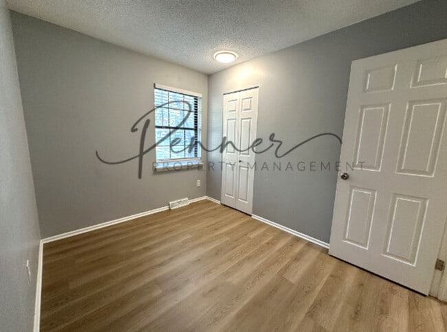 Building Photo - 805 NW Oxford Dr