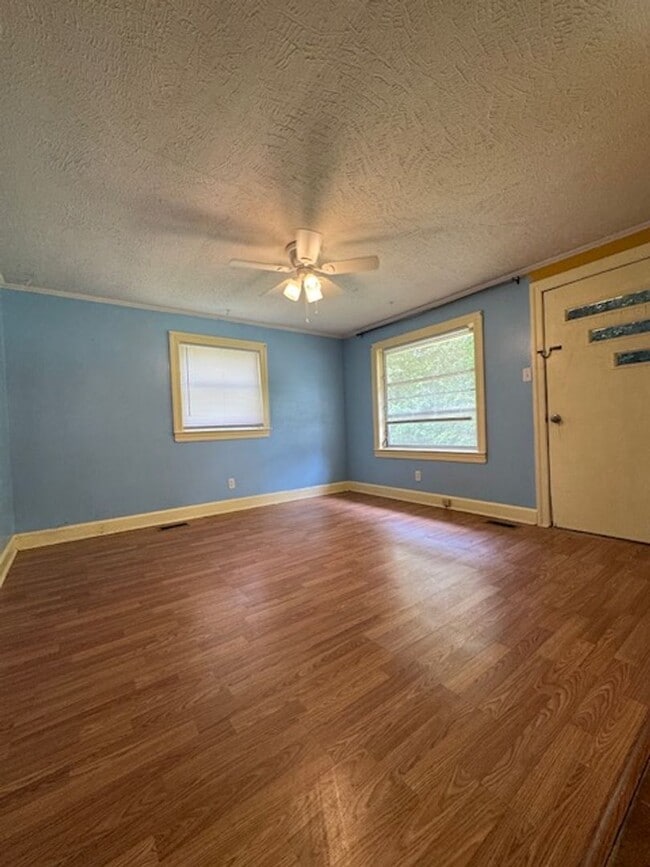 Building Photo - 301 Woodview Dr