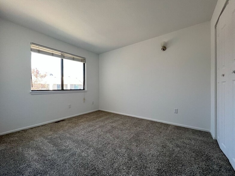 Building Photo - 304 S Taft Ct