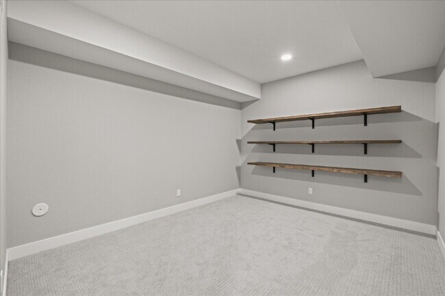 Building Photo - $7,495.00, Stunning 6 bed, 5 bath Ranch-St...