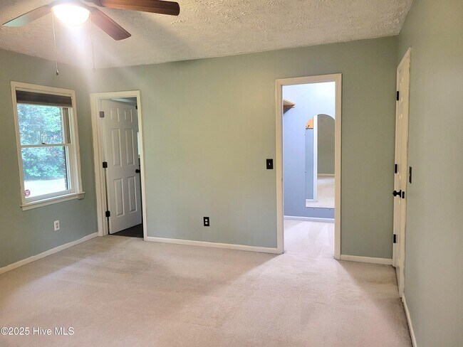 Building Photo - 316 Stornoway Dr