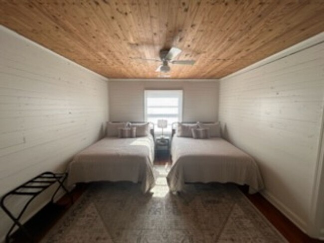 Building Photo - Beautiful 4 Bed 3 Bath Home Fully Furnishe...