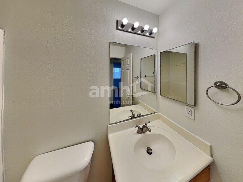 Building Photo - 10913 W Minnezona Ave