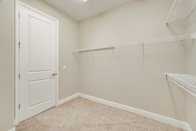 Building Photo - 4BR, 2.5BA home with resort style outdoor living!