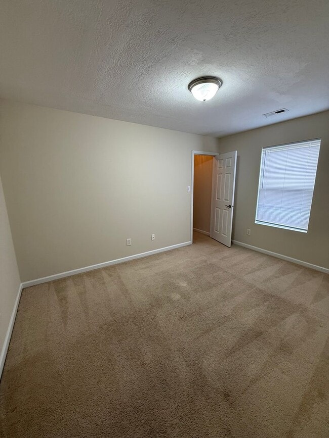 Building Photo - Spacious 4 bedroom 2.5 bath home in North Knoxville