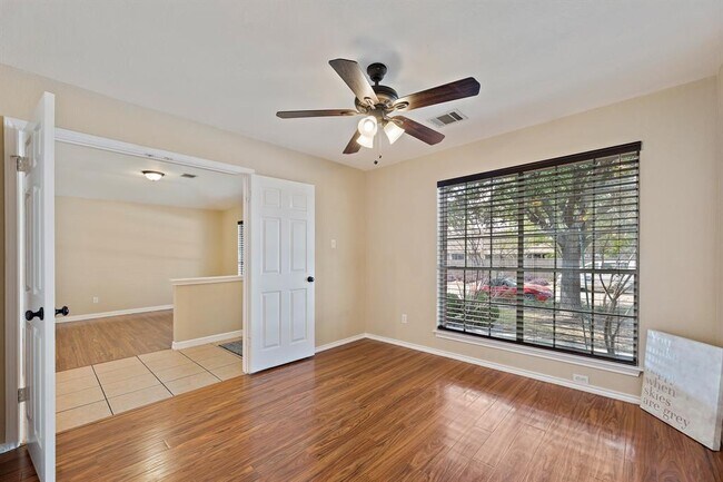 Building Photo - 1208 Lochaline Loop