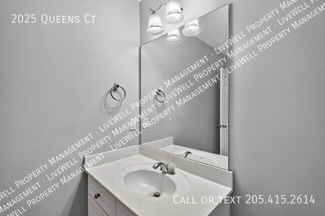 Building Photo - 2025 Queens Ct