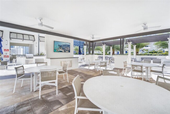 Building Photo - 999 SW 1st Ave