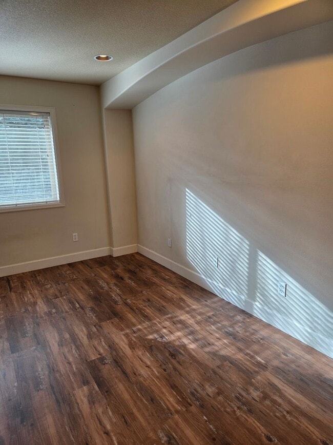 Building Photo - 2 story townhome close to trails! MOVIE IN SPECIAL