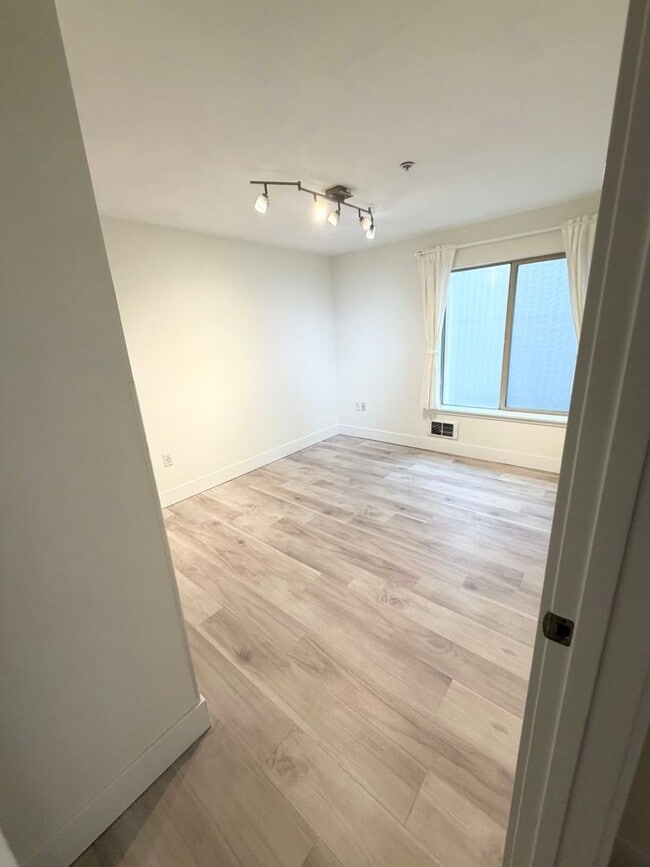 Building Photo - 1550 Eastlake Ave E