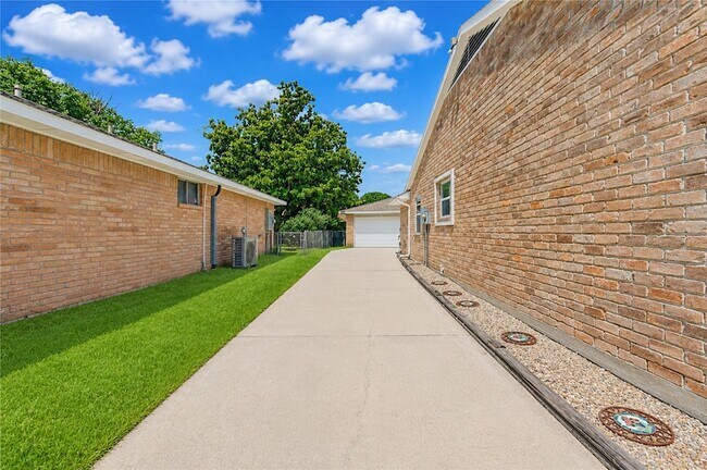 Building Photo - 16019 Fathom Ln