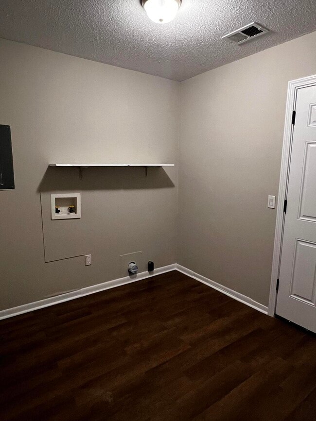 Building Photo - 124 Hampton Dr