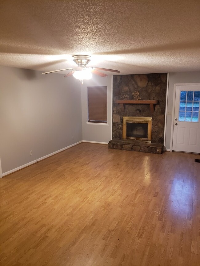 Building Photo - 3 bedroom/2 bath