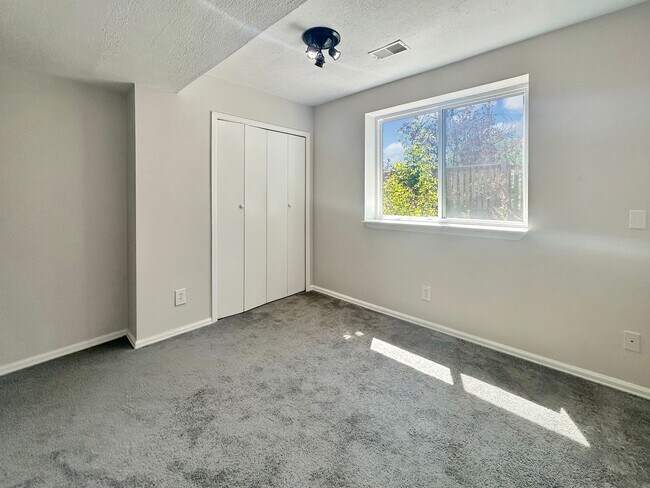 Building Photo - $0 DEPOSIT OPTION. DESIRABLE DAKOTA STATION SPLIT-LEVEL HOME WITH 3 BEDROOMS, 2 BATHS, AND SPACIO...