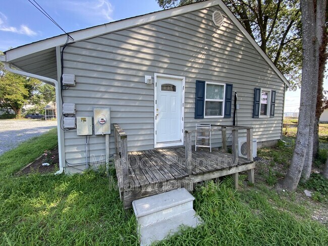 Primary Photo - 201 N Irving Ave