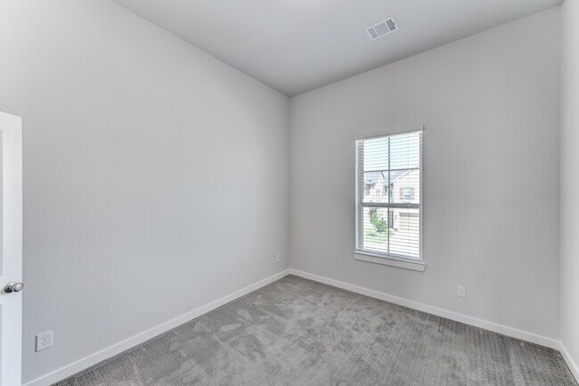 Building Photo - 6570 Scarlet Pond Ln