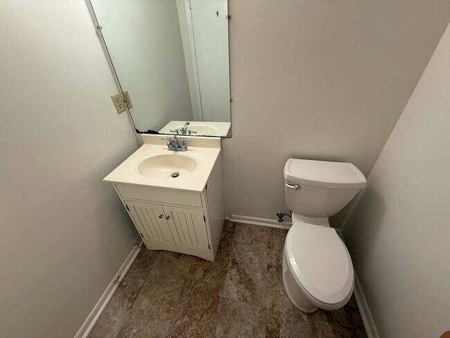 Building Photo - 537 Schneider Dr