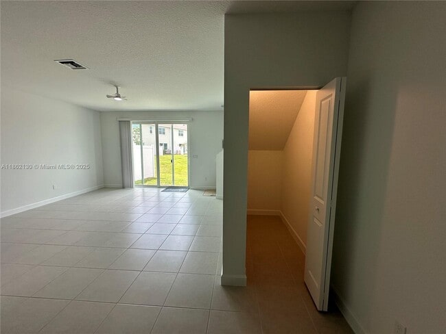 Building Photo - 402 SE Crossoak Ln