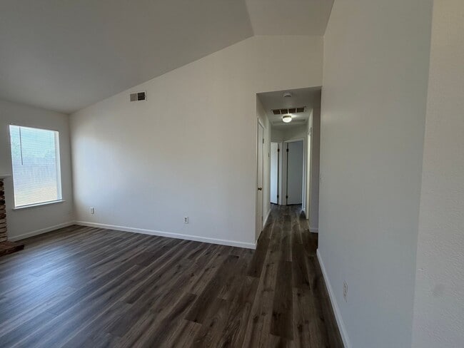 Building Photo - Cute 3 bedroom 2 bath house with new flooring/paint